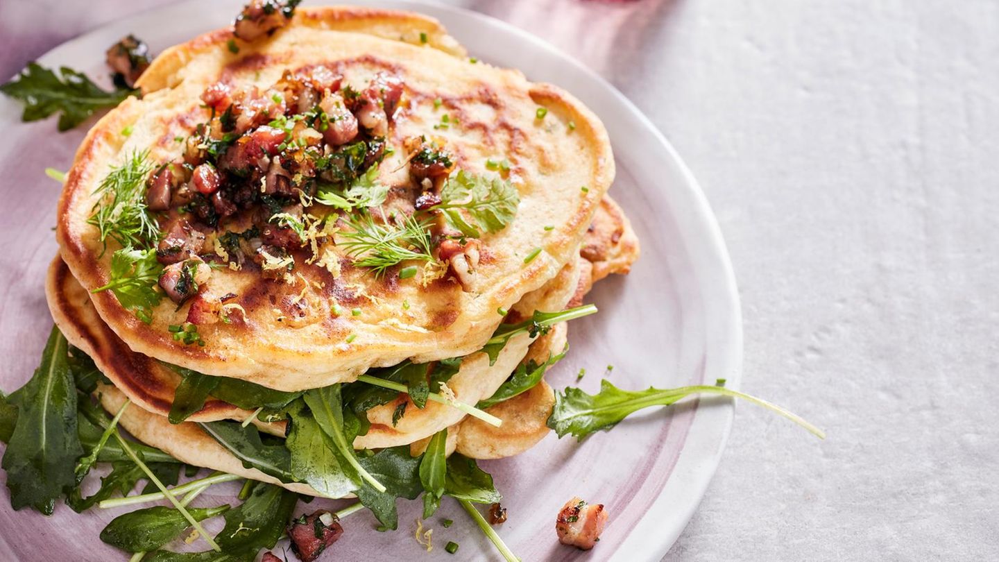 Speck-Pancakes mit Kräuterquark Rezept - [ESSEN UND TRINKEN]