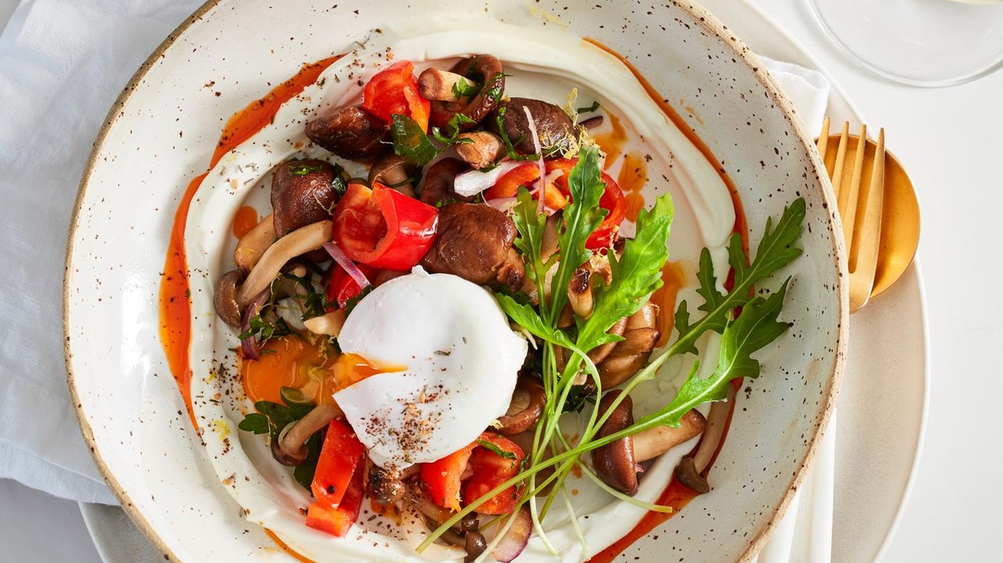 Pochierte Eier mit Labneh und gebratenen Pilzen Rezept