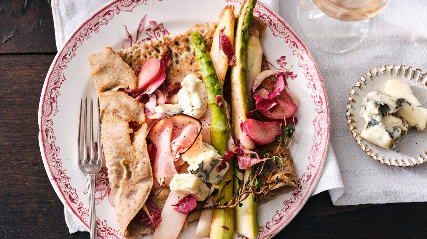 Galettes mit Blauschimmelkäse und mariniertem Spargel Rezept - [ESSEN ...