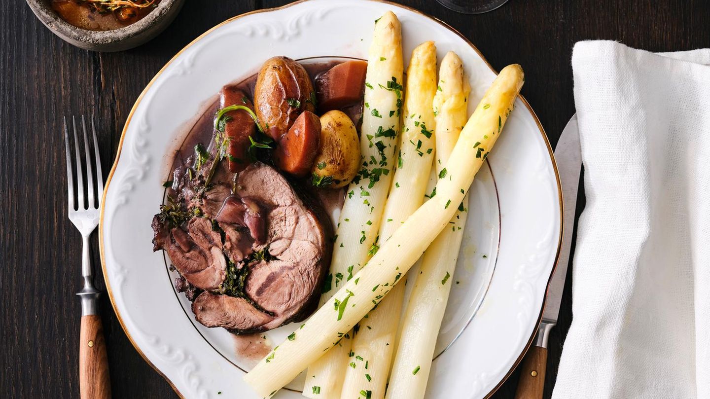 Geschmorte Lammschulter mit Kräuter-Spargel und Aprikosenkompott Rezept
