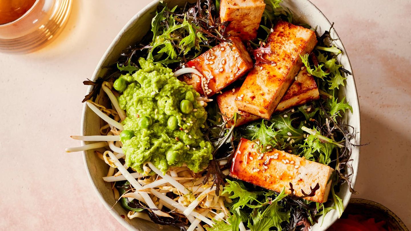 Gebratener Tofu mit Erbsen-Wasabi-Creme und Sprossensalat Rezept ...