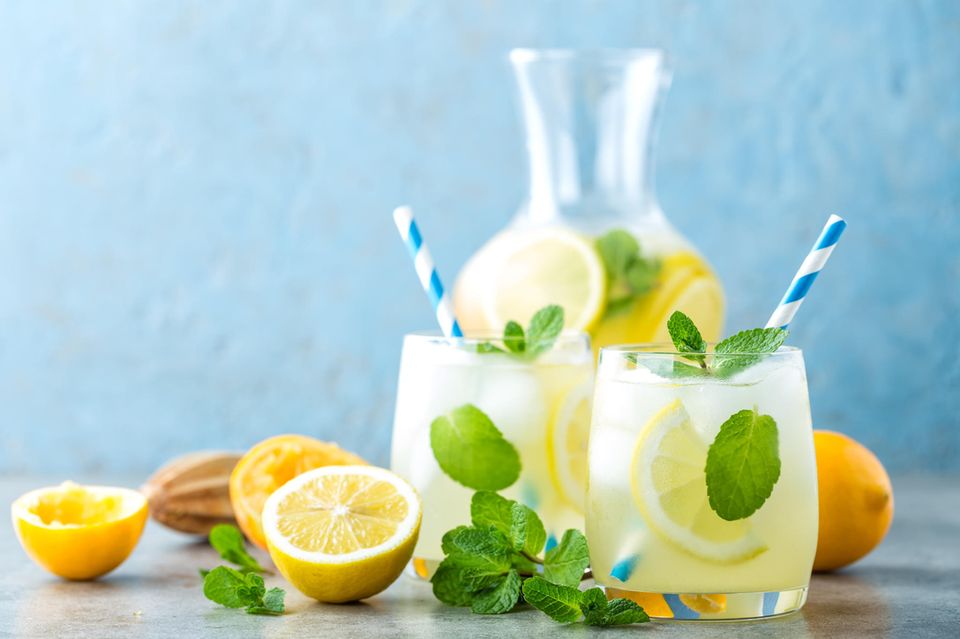 Zitronenlimonade in zwei Gläsern mit Eiswürfeln und Minze