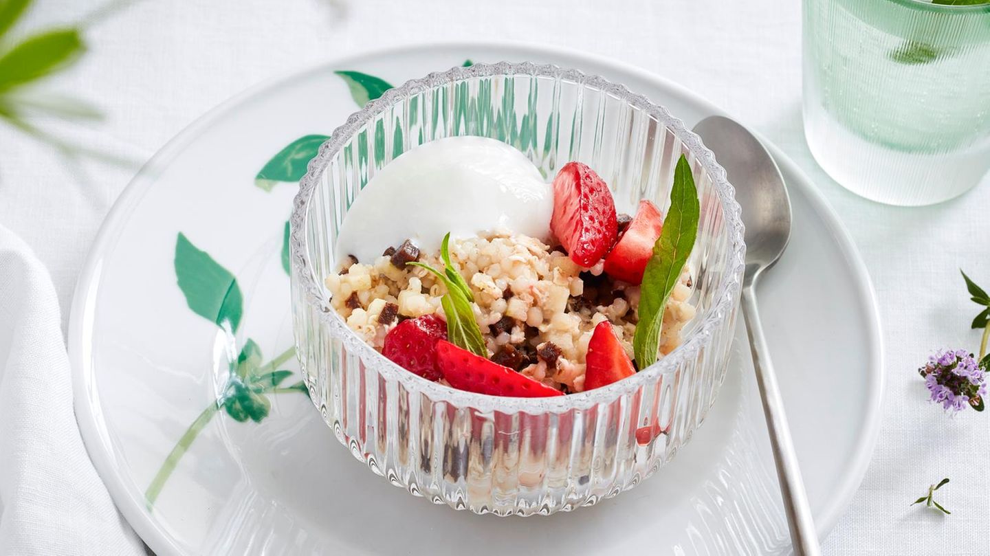 Waldmeister-Erdbeer-Müsli mit Joghurt-Espuma Rezept - [ESSEN UND TRINKEN]