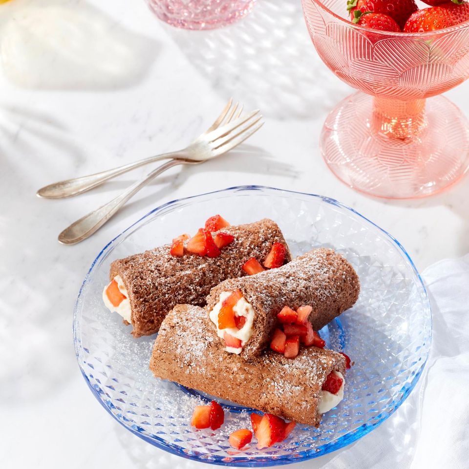 Mini-Biskuitrollen mit Erdbeer-Limetten-Creme