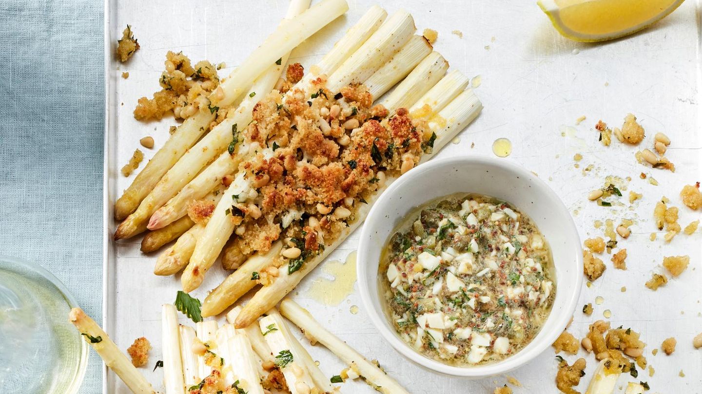 Gratinierter Spargel mit Pinienkernen und Sauce gribiche Rezept