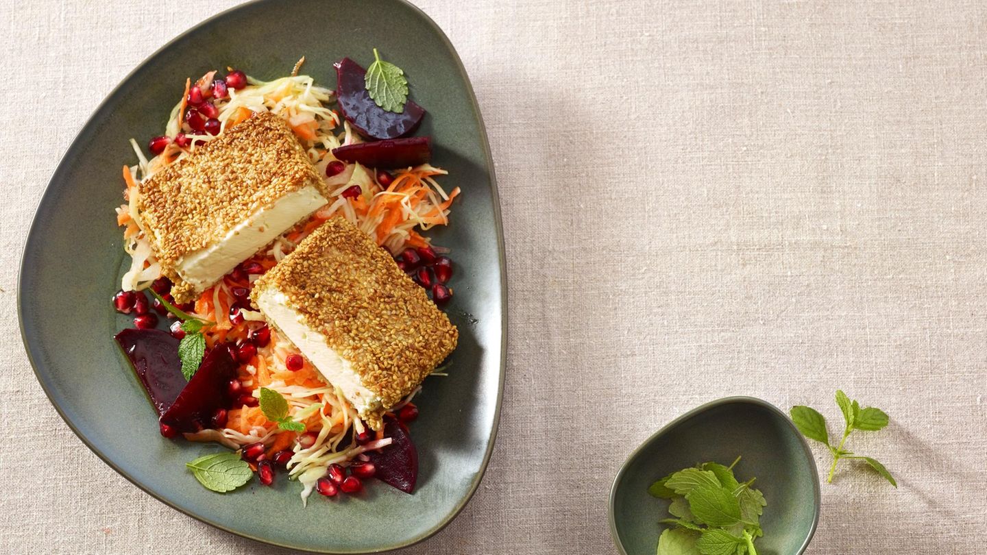 Gebackener Sesam-Feta auf Salat Rezept
