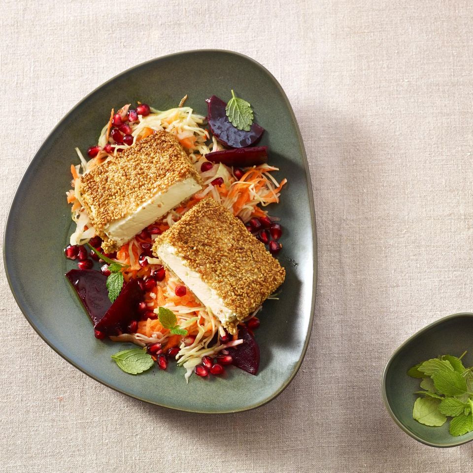 Gebackener Sesam-Feta auf Salat Rezept - [ESSEN UND TRINKEN]
