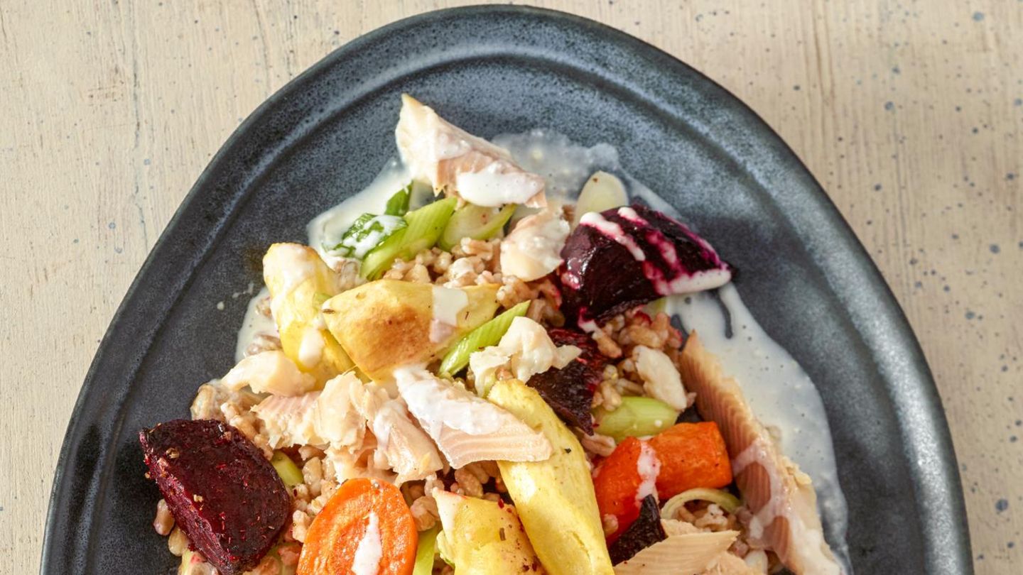 Wurzelgemüsesalat mit geräucherter Forelle Rezept