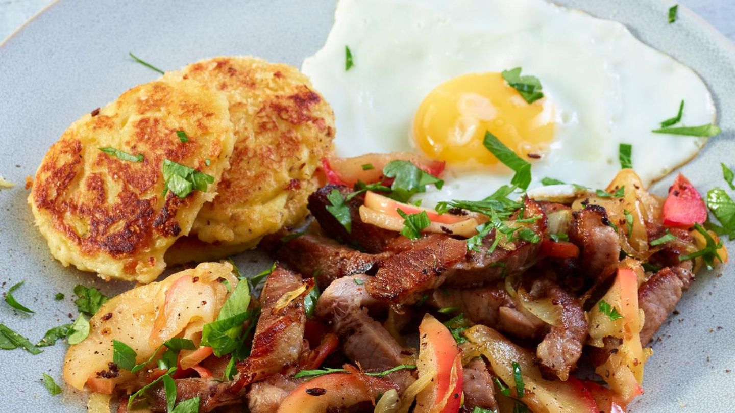Bratengröstl mit Kartoffeltalern Rezept - [ESSEN UND TRINKEN]