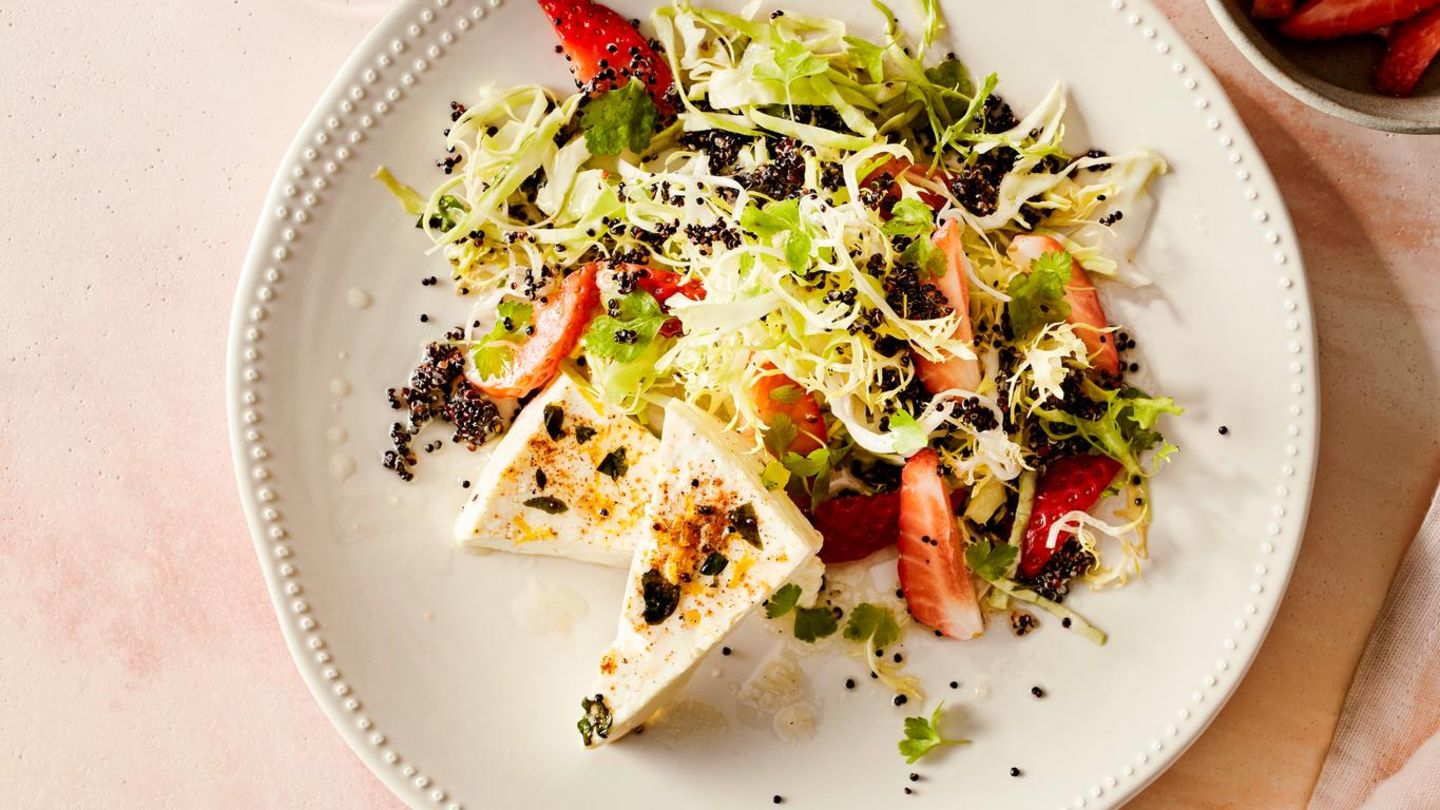 Quinoa-Salat mit Erdbeeren und Feta Rezept - [ESSEN UND TRINKEN]