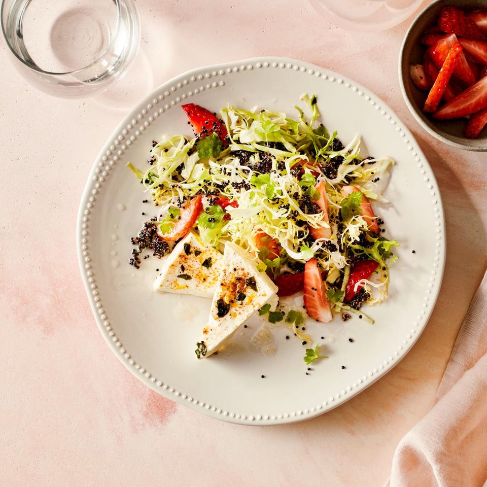 Quinoa-Salat mit Erdbeeren und Feta