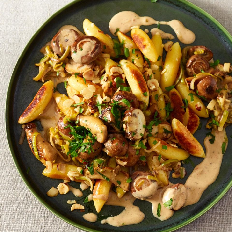 Pilzgulasch mit Schupfnudeln und Haselnüssen Rezept - [ESSEN UND TRINKEN]