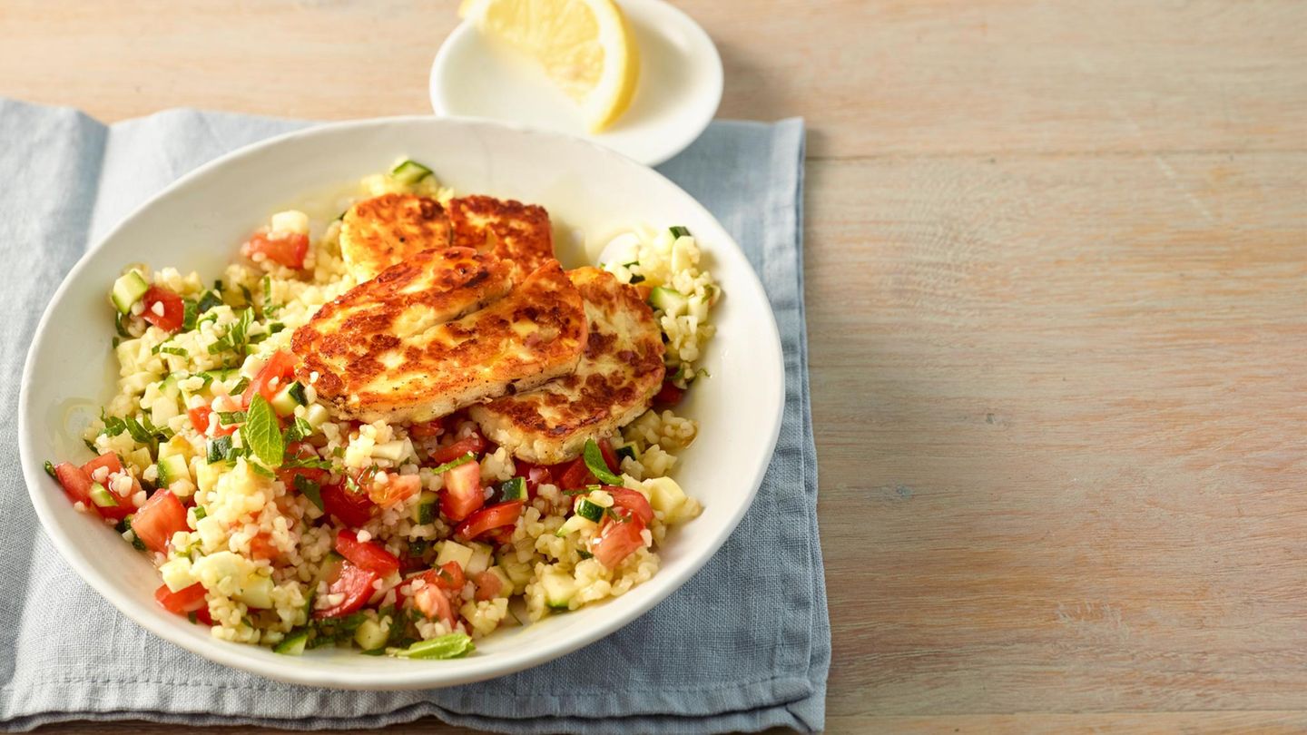 Bulgursalat mit Halloumi Rezept