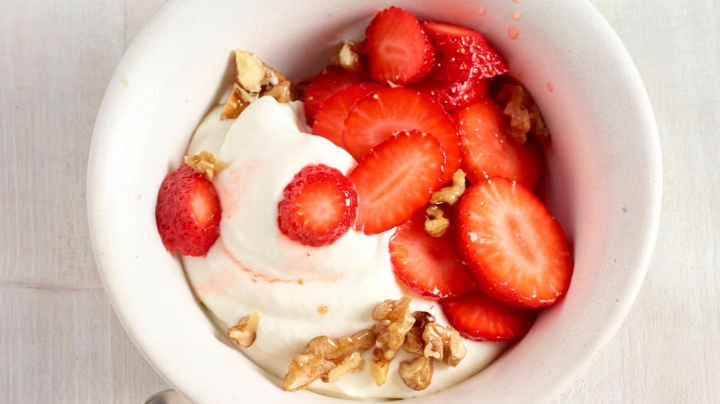 Skyr mit Sahne und Erdbeeren Rezept - [ESSEN UND TRINKEN]