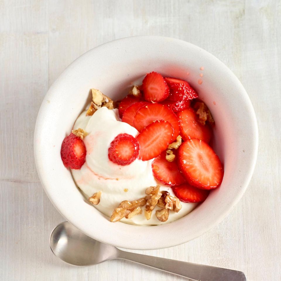 Skyr mit Sahne und Erdbeeren