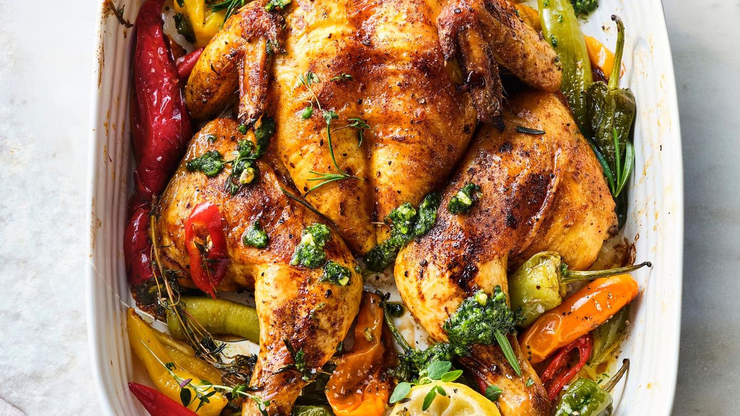 Pikantes Platthuhn mit Paprikaschoten und Pesto Rezept - [ESSEN UND ... Pikantes Platthuhn mit Paprikaschoten und Pesto Rezept - [ESSEN UND ...