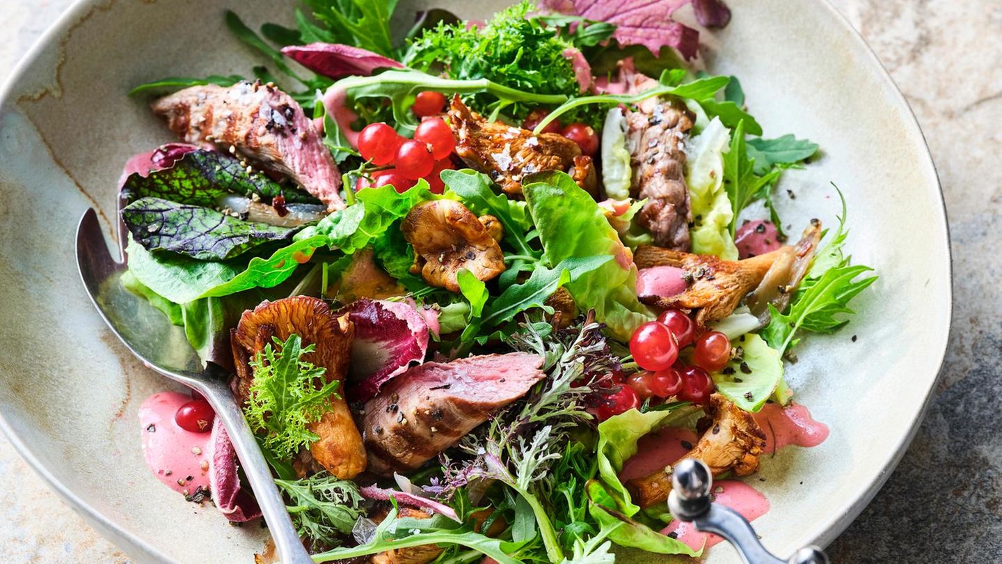 Salat mit gebratenen Pfifferlingen und Lammfilet Rezept