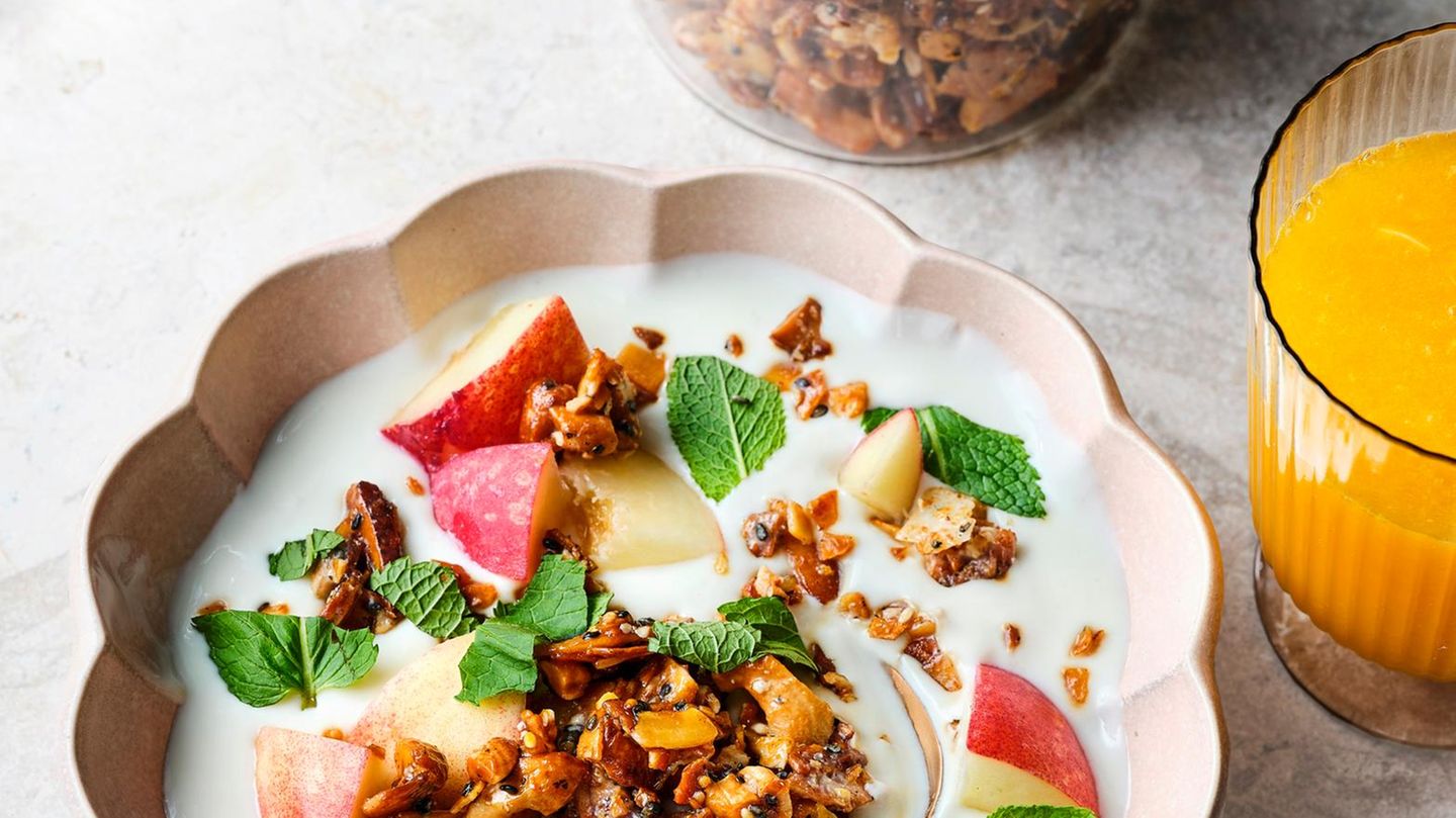 Kokos-Joghurt mit Granola Rezept