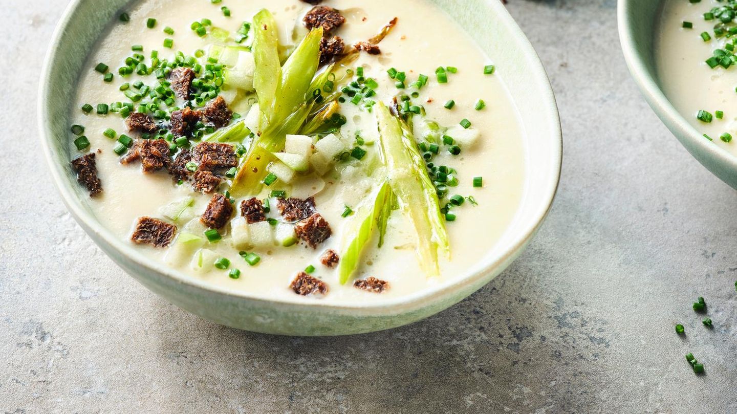 Sellerie-Apfel-Suppe mit Pumpernickel Rezept
