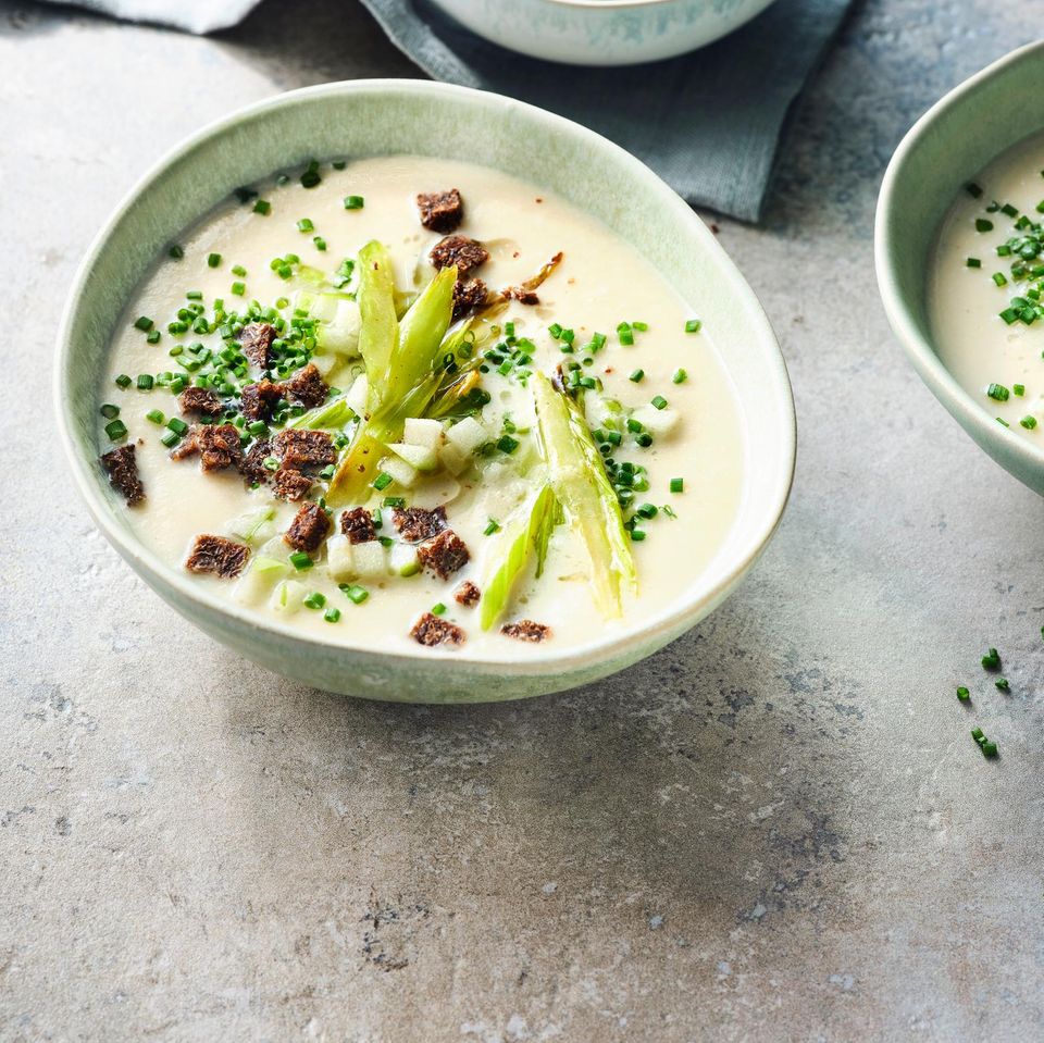 Sellerie-Apfel-Suppe mit Pumpernickel Rezept - [ESSEN UND TRINKEN]