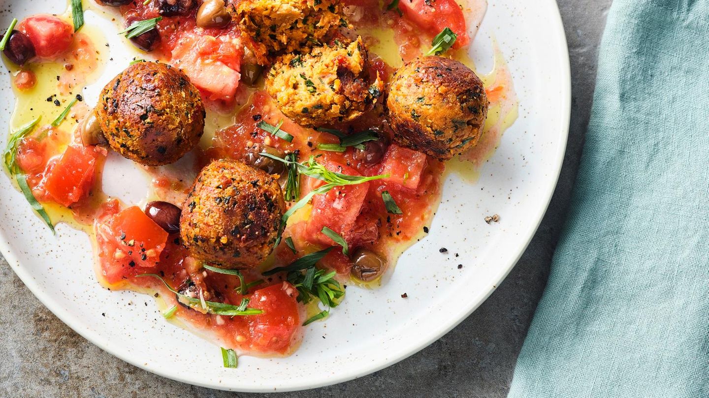 Bohnenbällchen mit kaltem Oliven-Tomaten-Sugo Rezept