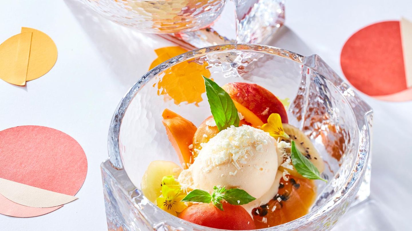 Obstsalat mit Fruchtgelee und weißem Schoko-Eis Rezept