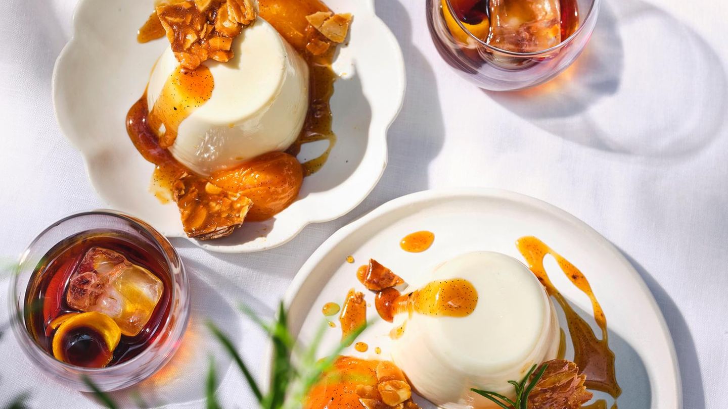 Rosmarin-Panna-cotta mit flambierten Aprikosen Rezept