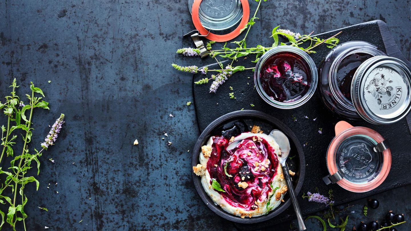 Schwarze-Johannisbeeren-Gelee mit Minze Rezept - [ESSEN UND TRINKEN]