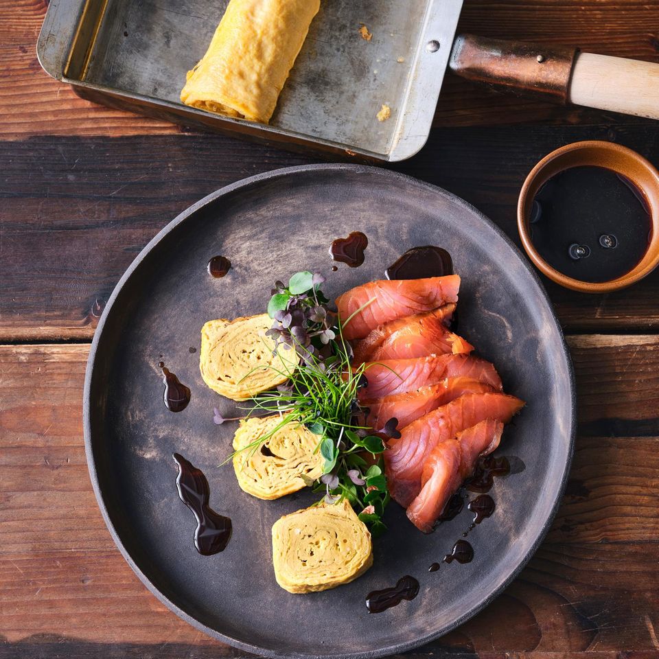 Japanisches Omelett mit Räucherlachs Rezept - [ESSEN UND TRINKEN]