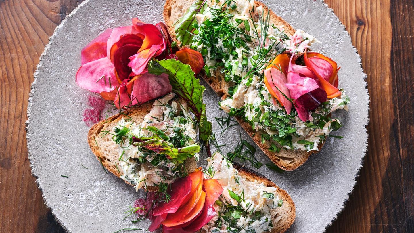 Räucherfisch-Stullen mit Betesalat Rezept