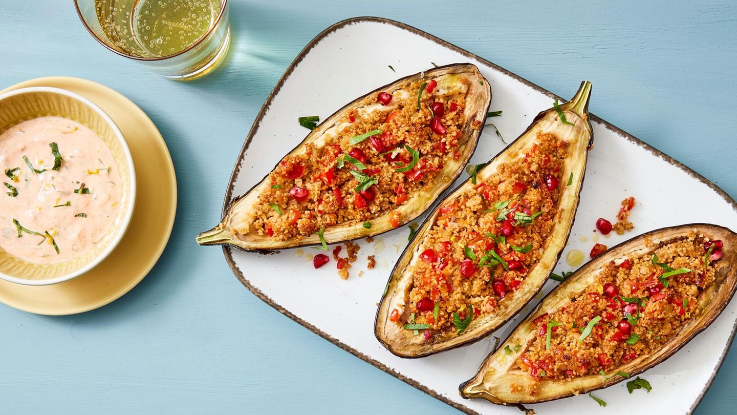 Auberginen mit Couscous-Paprika-Füllung Rezept
