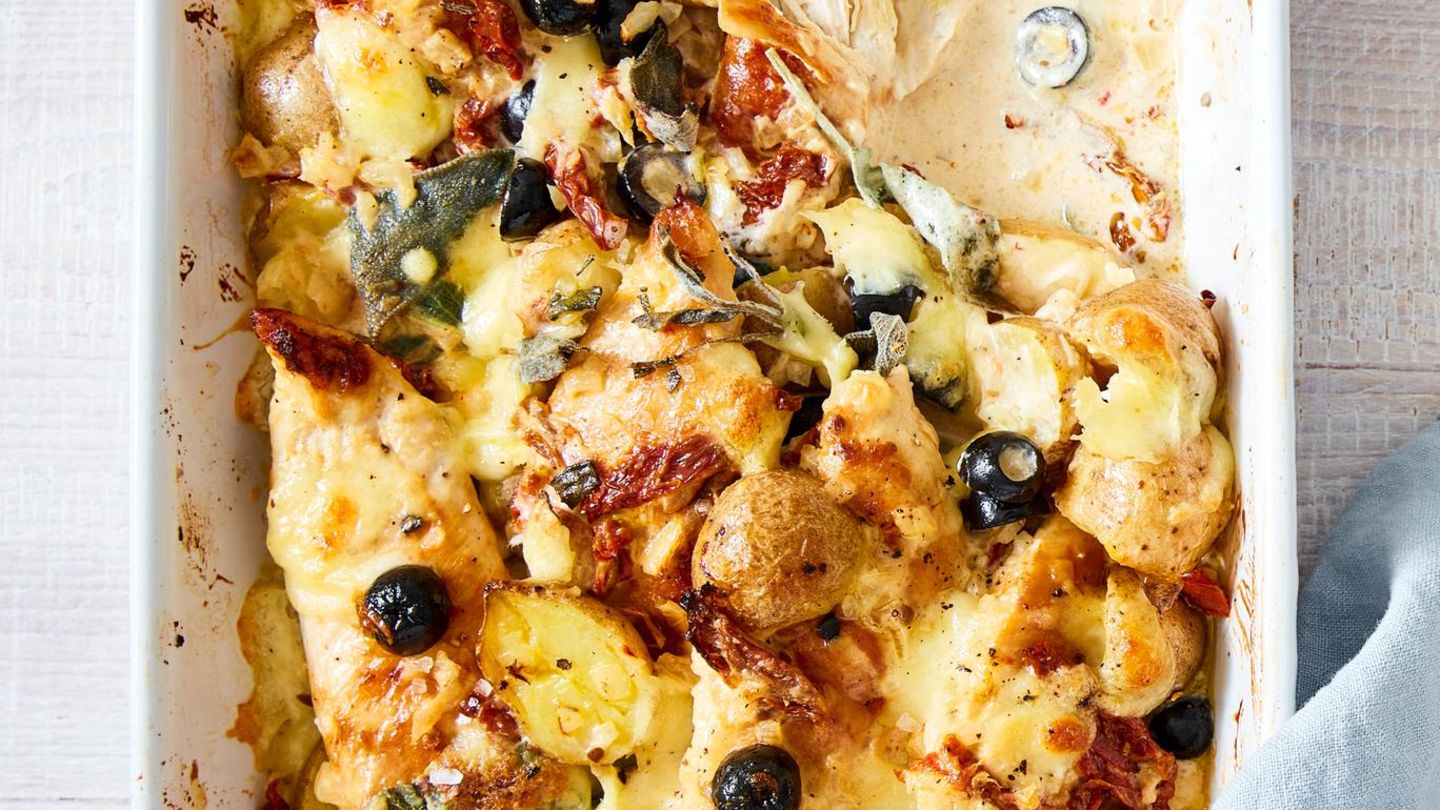 Überbackenes Sahne-Salbei-Hähnchen mit Kartoffeln Rezept