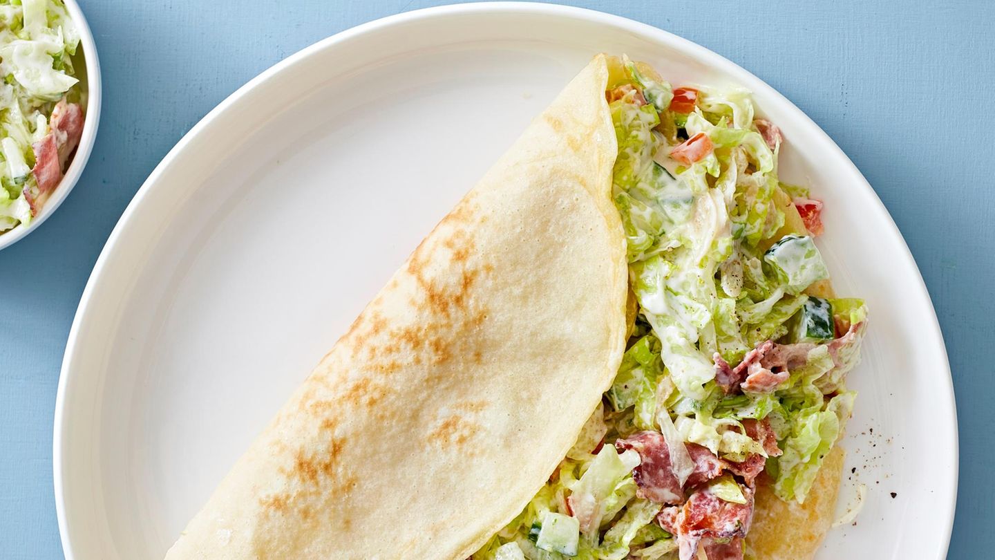 Herzhafte Pfannkuchen mit Salat und Bacon Rezept