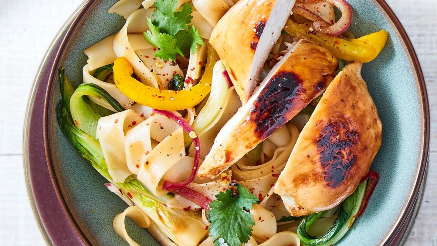 Süßsaure Hähnchen-Pasta mit Pak Choi Rezept
