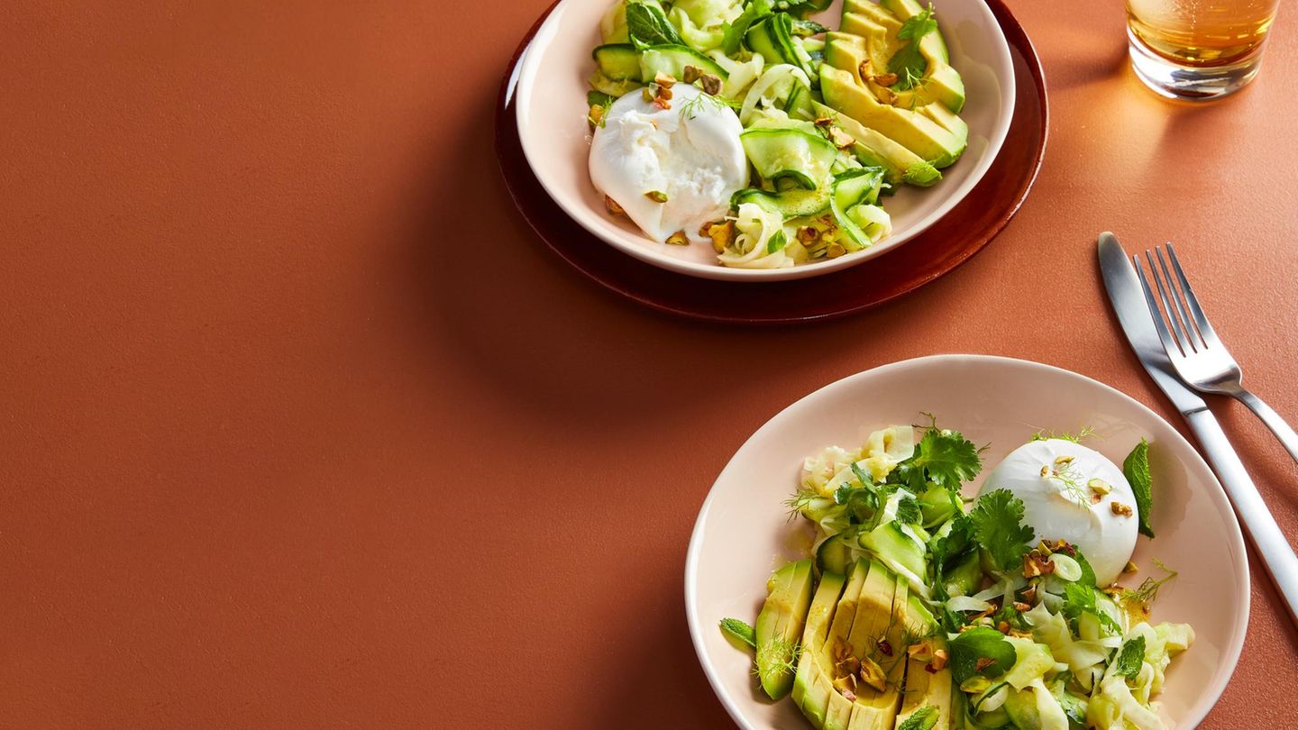 Kräuter-Gurken-Salat mit Burrata Rezept