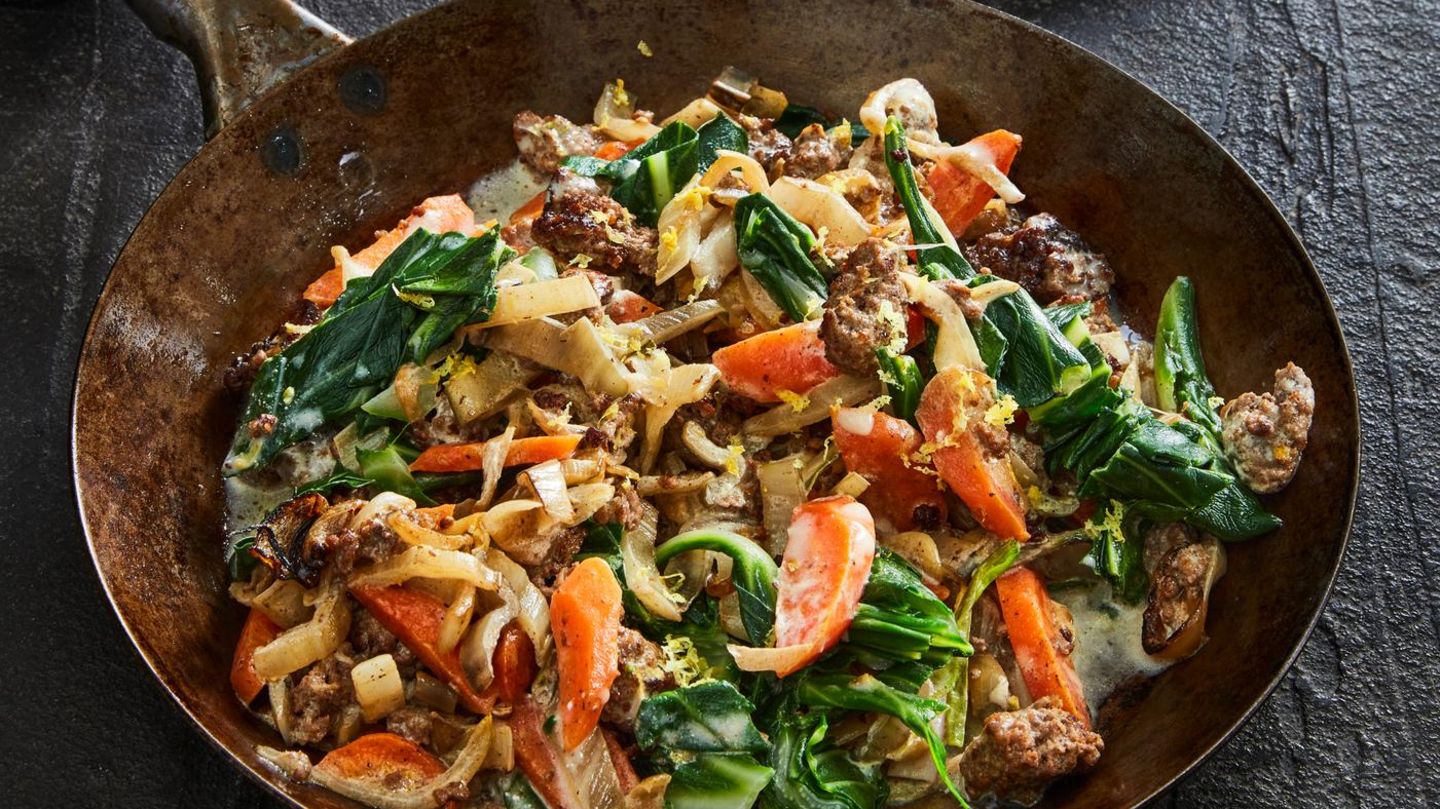 Hack-Mangold-Pfanne mit Spiegelei Rezept