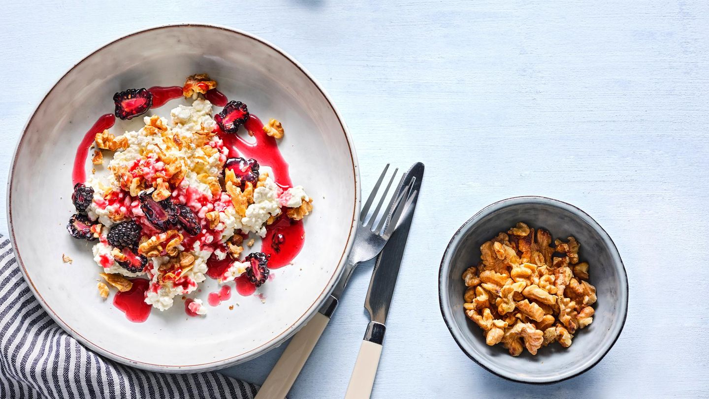 Hüttenkäse mit Brombeeren Rezept