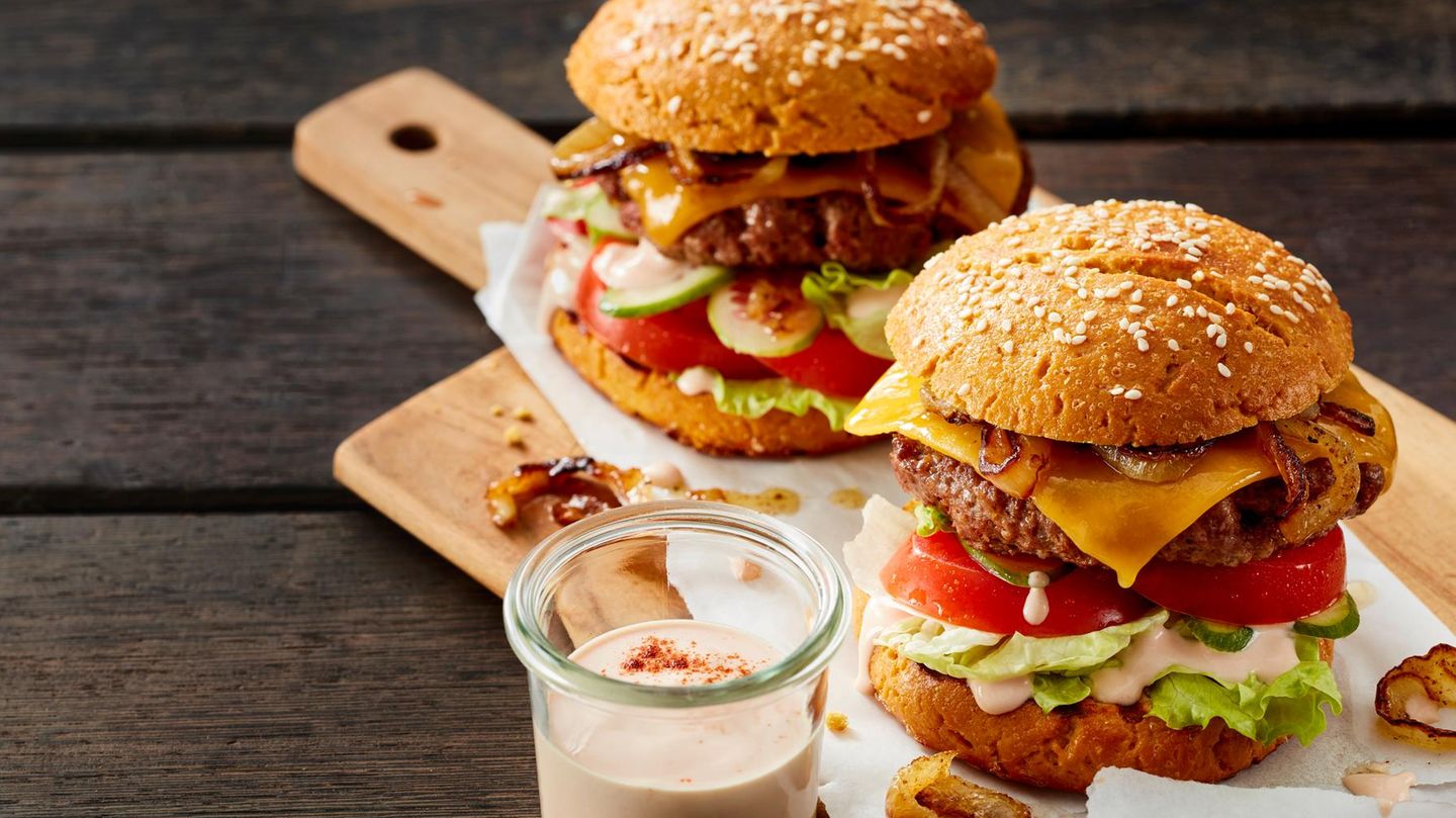 Cheeseburger mit Schmelzzwiebeln Rezept