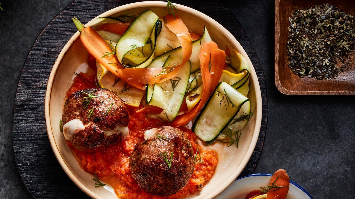 Mett-Käse-Frikadellen mit Paprikapüree und Zucchini-Salat Rezept