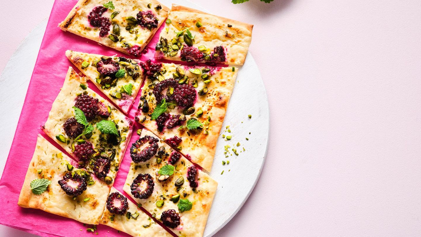 Brombeeren-Flammkuchen mit Pistazien Rezept