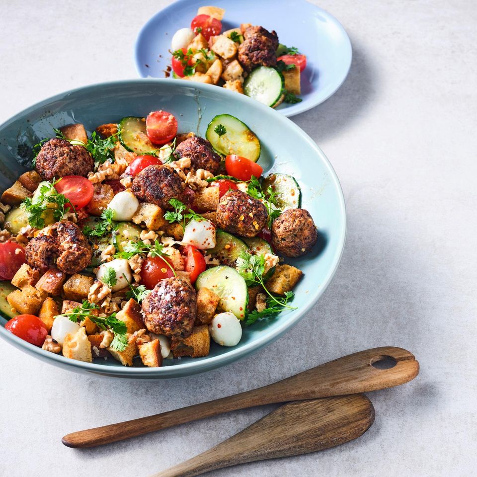 Brotsalat mit Hackbällchen Rezept - [ESSEN UND TRINKEN]