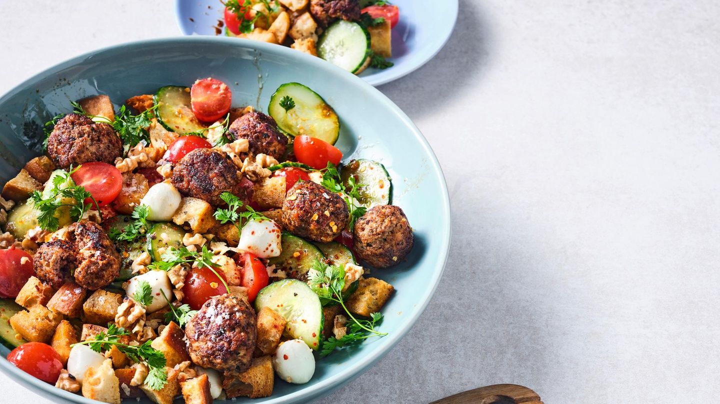 Brotsalat mit Hackbällchen Rezept