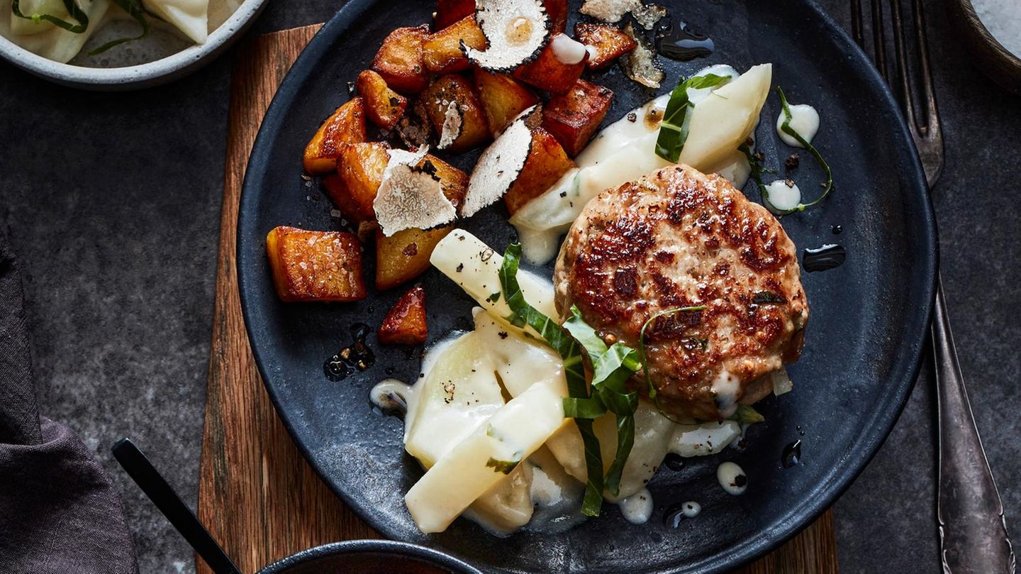 Kalbsfrikadellen mit Rissolée-Kartoffeln und Rahmkohlrabi Rezept ...