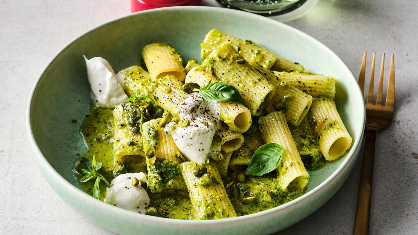 Pasta in Pistazienpesto mit Burrata Rezept