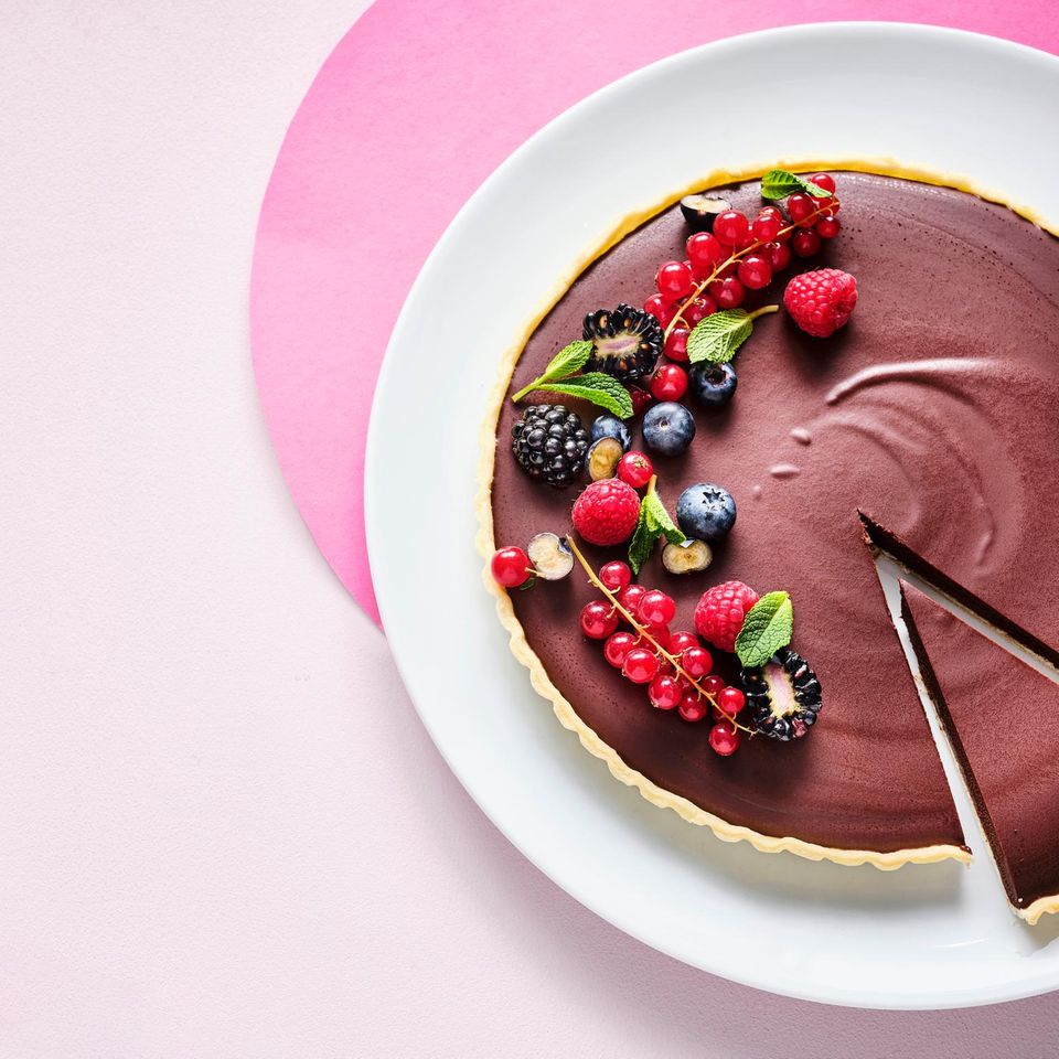 Schoko-Tarte mit Beeren-Topping Rezept - [ESSEN UND TRINKEN]
