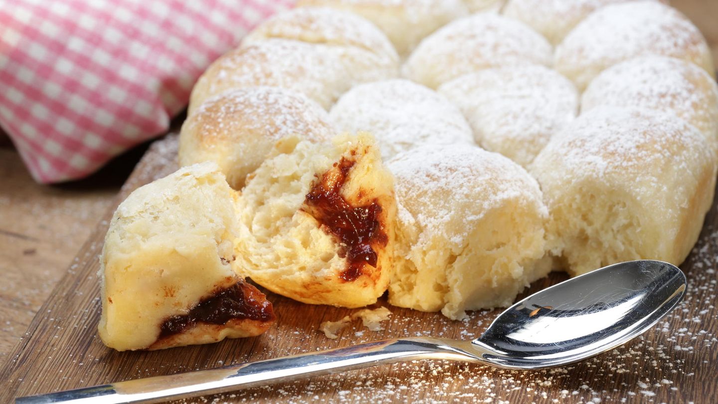 Buchteln Rezept: Hefegebäck mit Pflaumenmus gefüllt