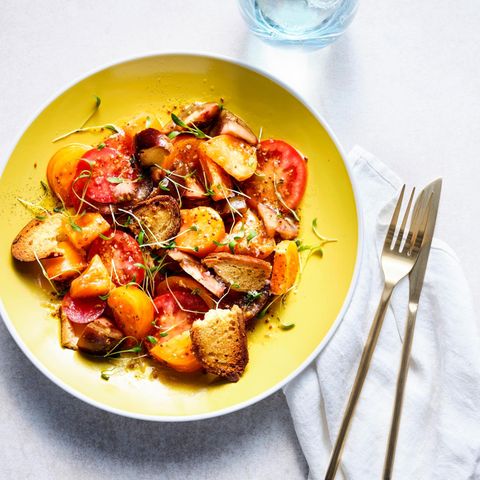 Tomatensalat mit Laugenbrot-Chips