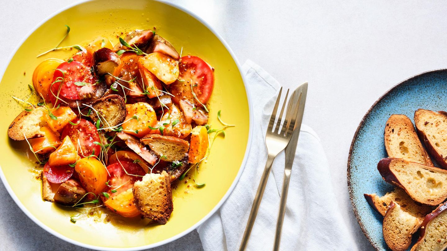 Tomatensalat mit Laugenbrot-Chips Rezept - [ESSEN UND TRINKEN]