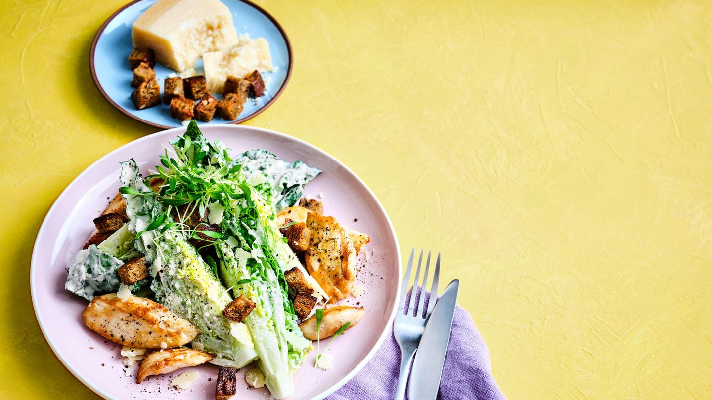 Caesar Salad aus einfachen Zutaten mit Knoblauch-Croûtons