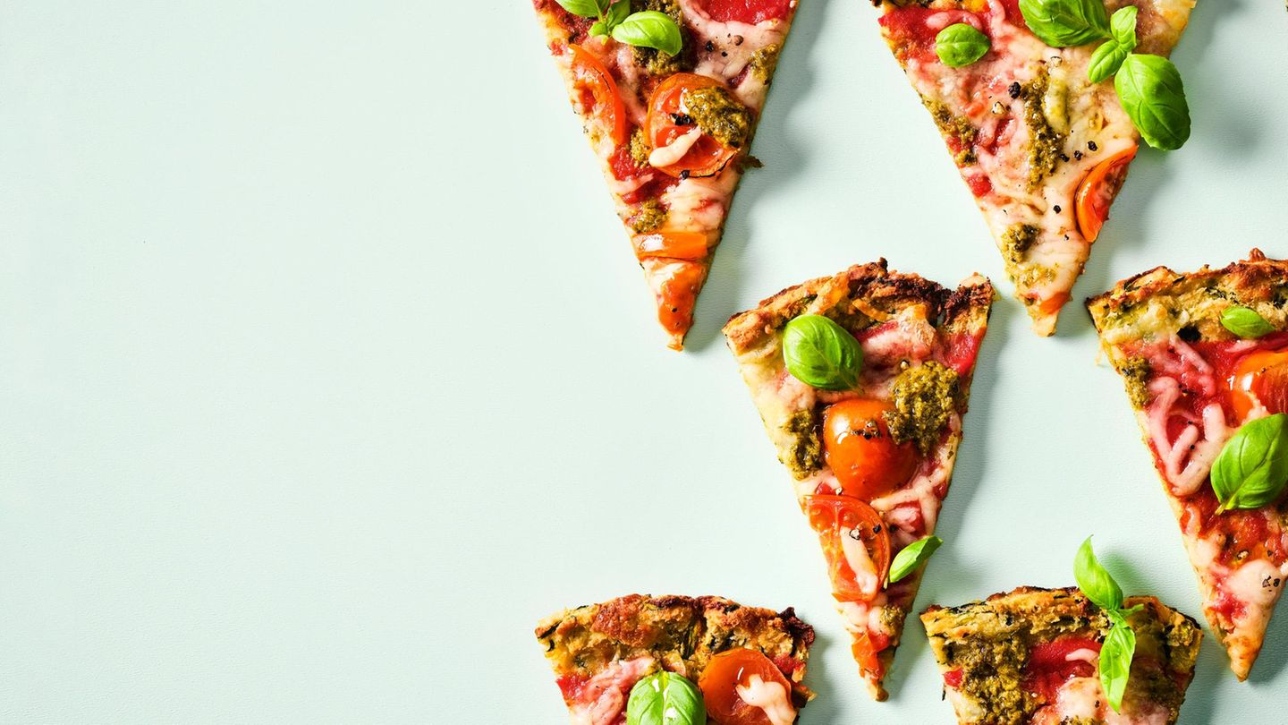 Zucchini-Pizza Margherita mit Pesto Rezept